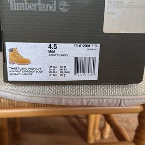 Like new! Boys/kids classic Timberland boots